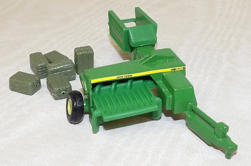 #454392 1/64 John Deere 338 Square Baler With Bales - No Package 1
