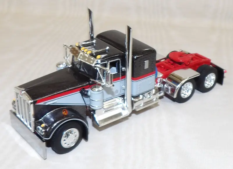 #621371 1/64 Gray & Red Kenworth W900a With 36" Sleeper - No Box 1