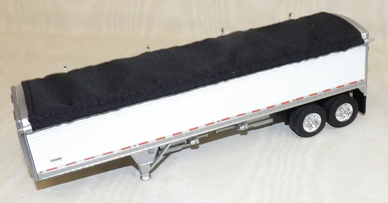 #622182 1/64 White 34' Wilson Pacesetter Tandem-Axle Grain Trailer 1