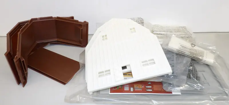 #Sy164 1/64 White Dairy Barn - Missing Part Of Roof, As Is 1